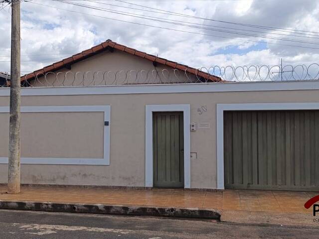 #415 - Casa para Venda em Monte Carmelo - MG - 1